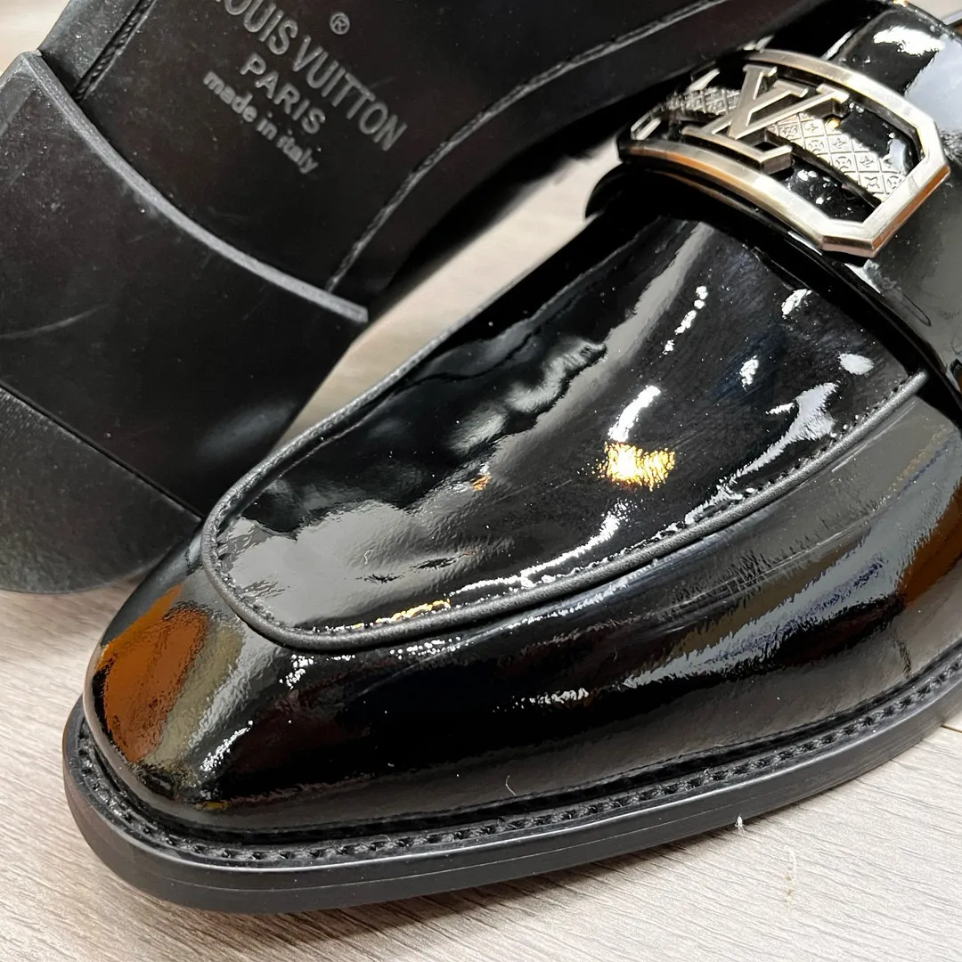 Factory price: 520💰-(LV) men’s formal leather shoes! Genuine molded horsebit, a classic must-have for your shoe cabinet! The feet are particularly delicate! This Gucci original version is a set last, and we are consistent with the counter! Therefore, it is more comfortable in terms of last shape and comfort! Take it to the counter and compare at will! Good shoes are more than just what they make! But grasp the essence from the inside out! Material: Imported first-layer cowhide! Genuine leather outsole imported from Italy, size: 39-44 (38/45 customized, non-refundable)